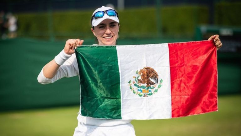 Fernanda Contreras muestra con cariño la bandera tricolor