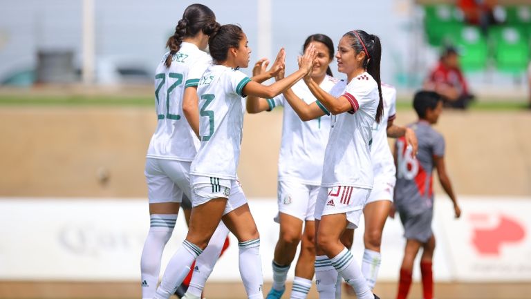 Selección Mexicana celebrando el triunfo vs Perú