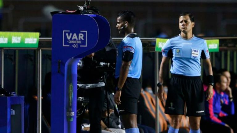 Alexis Herrera usa el VAR en el Colombia vs Qatar