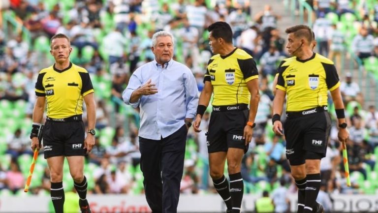 Víctor Manuel Vucetich tras un partido de Rayados