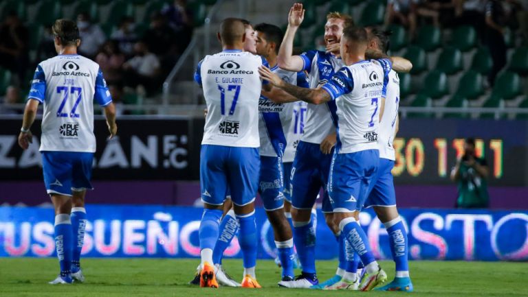 Jugadores de Puebla festejan un gol en la Jornada 1