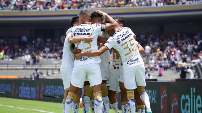 Jugadores de Pumas festejando un gol