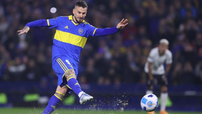 Darío Benedetto disparando su penal con Boca Juniors