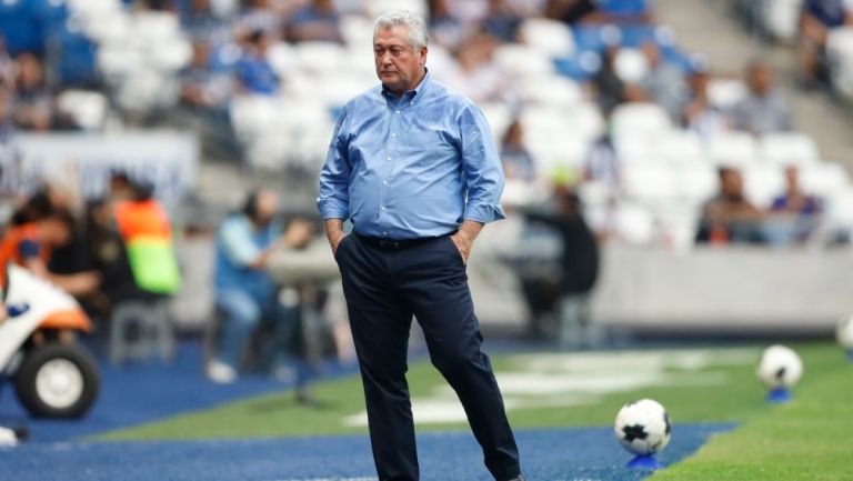 Víctor Manuel Vucetich dirigiendo a Rayados