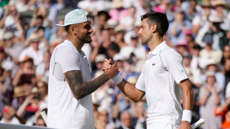 Novak Djokovic y Nick Kyrgios saludándose en Wimbledon