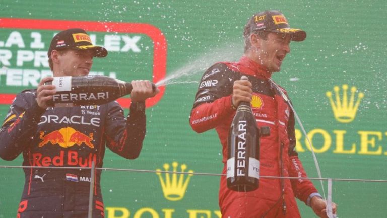 Max Verstappen y Charles Leclerc festejando en el podio