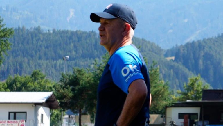 Javier Aguirre dirigiendo un partido amistoso en Austria