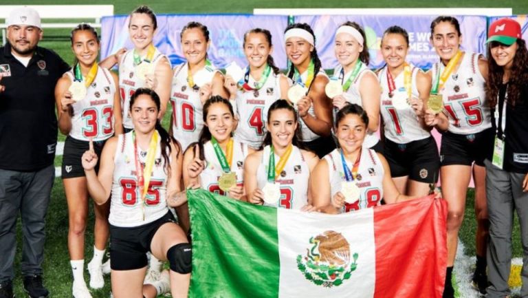 Jugadoras de flag football tras llevarse el oro