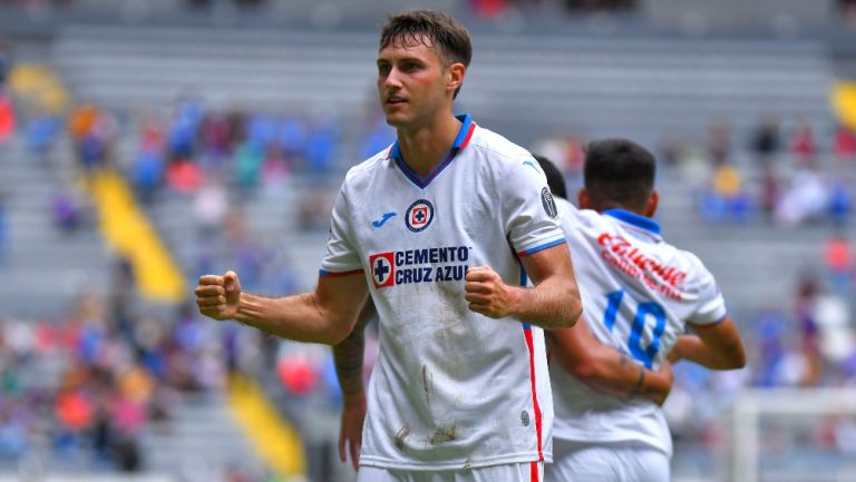 Santi Giménez celebrando su gol vs Atlas