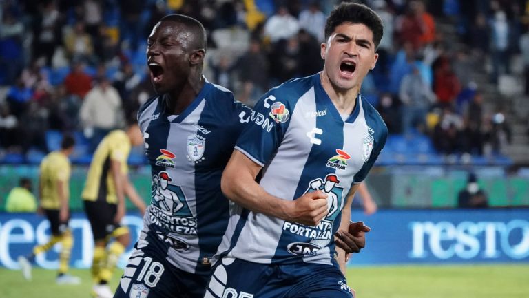 Nico Ibáñez festeja un gol con Pachuca 