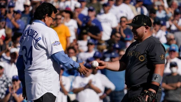 Fernando Valenzuela y Alejandro Kirk tras el primer lanzamiento