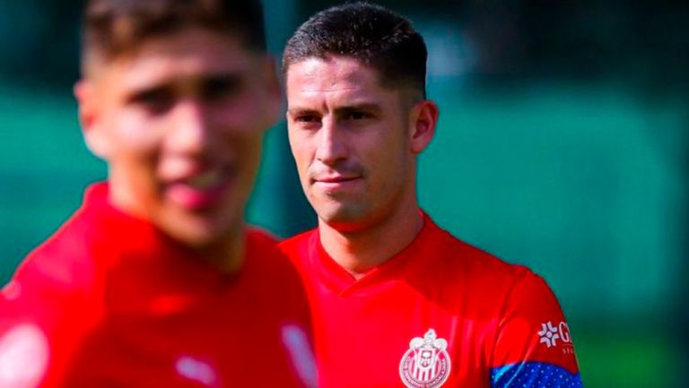 Santiago Ormeño entrenando con Chivas