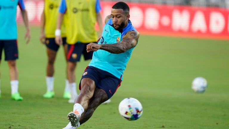 Memphis Depay en entrenamiento con el Barcelona