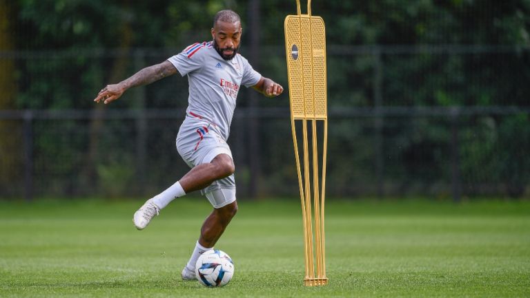 Lacazette en un entrenamiento del Olympique