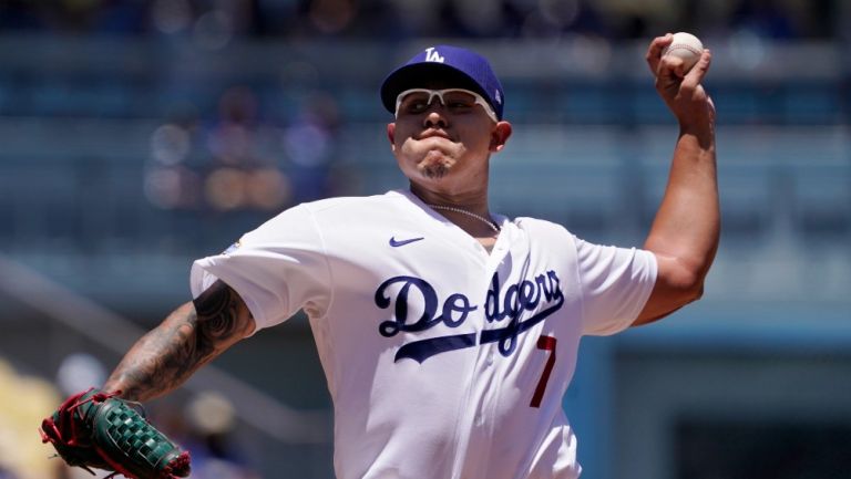 Julio Urías durante un partido con Dodgers