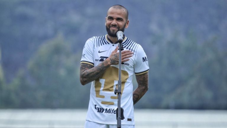 Dani Alves en su presentación en Cantera