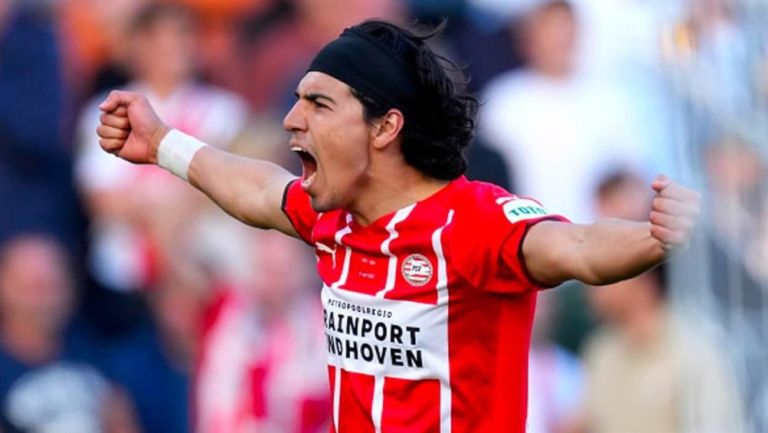 Erick Gutiérrez en festejo con PSV