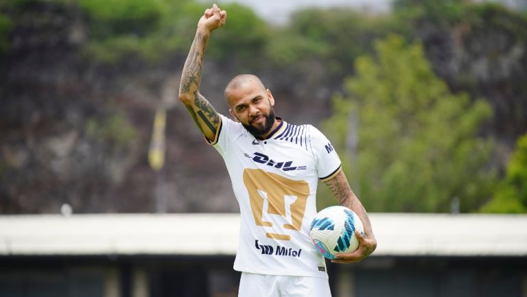 Dani Alves en su presentación con Pumas