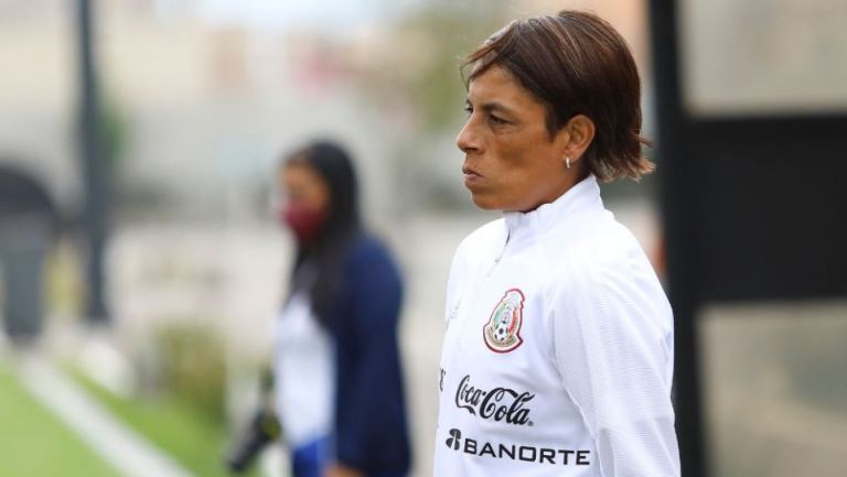 Maribel Domínguez entrenando al Tri Femenil Sub 20