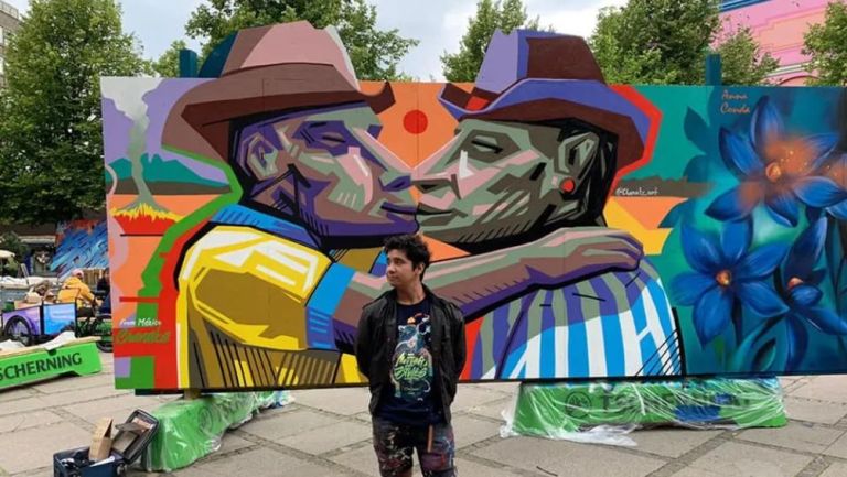 Alejandro Guerrero posó con su mural en Dinamarca