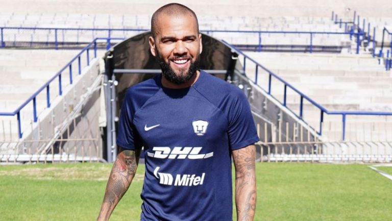 Dani Alves previo a un entrenamiento de Pumas