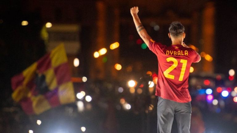 Paulo Dybala recibio el cariño de toda la afición en Roma