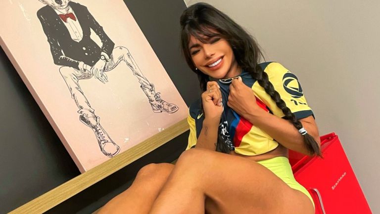 Suzy Cortez apoyando al América