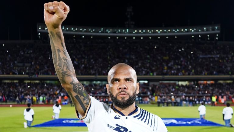 Dani Alves es su partido debut con Pumas