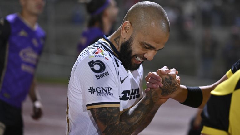 Dani Alves en su debut con Pumas