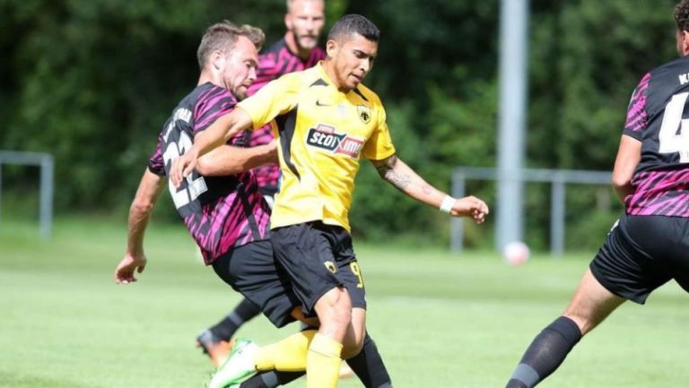 Orbelín Pineda durante un partido del AEK Atenas