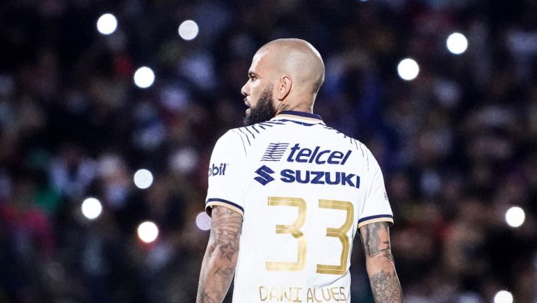 Dani Alves en su debut con Pumas