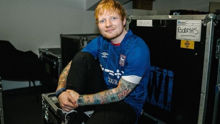 Ed Sheeran con la playera del Ipswich Town Football Club de Inglaterra