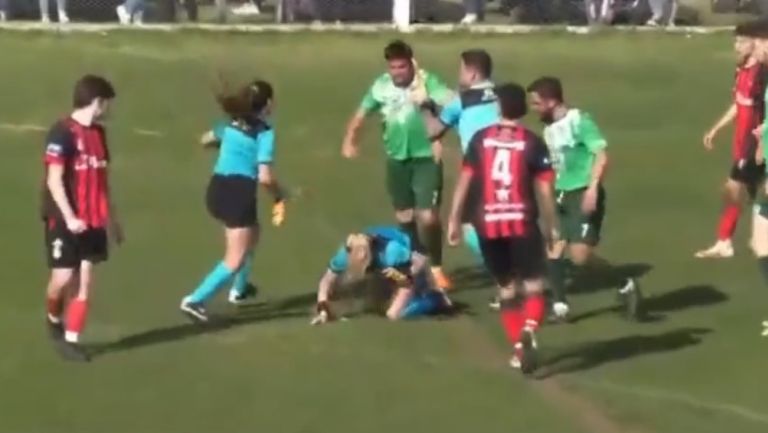 Árbitra Dalma Cortadi fue agredida por futbolista durante partido de la Tercera División Argentina