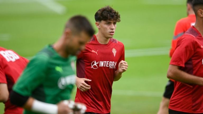 Jordan Carrillo entrenando con el Sporting Gijón