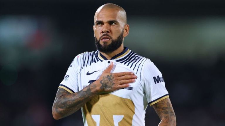 Dani Alves previo a un partido de Pumas