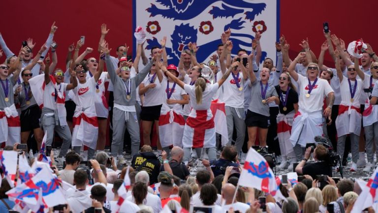 Inglaterra celebrando el título de la Euro Femenil