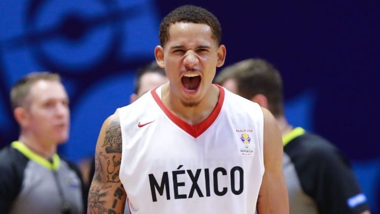 Juan Toscano en un partido de la Selección Mexicana de Basquetbol