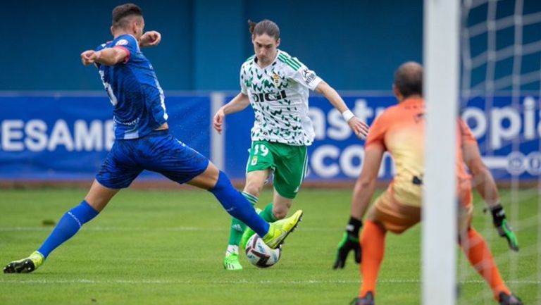 Marcelo Flores en acción con el Real Oviedo