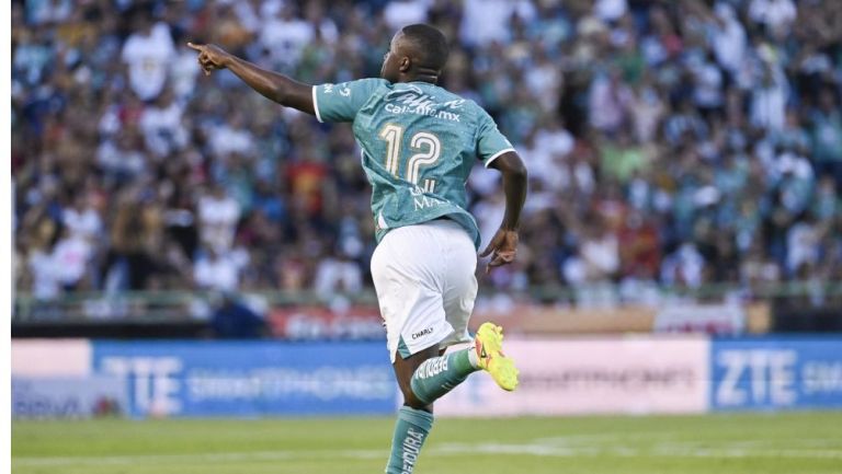 Campbell celebrando un gol con León