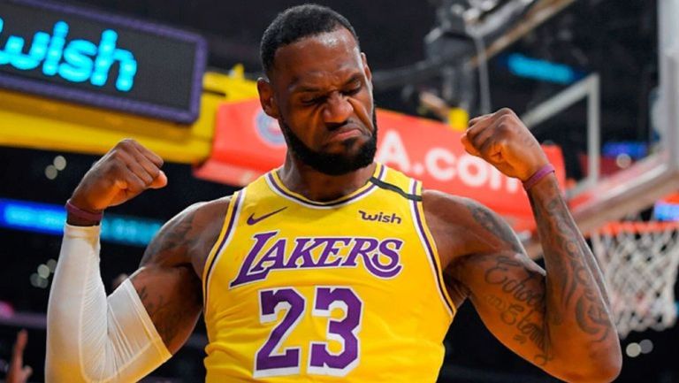 LeBron James festejando con los Lakers