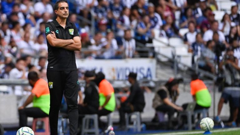 Renato Paiva durante juego entre Rayados y León