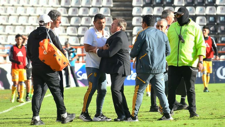 Miguel Herrera se enfrascó en un conato de bronca con la banca del Pachuca 