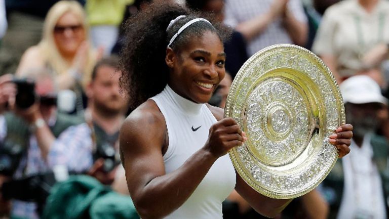 Serena Williams sostiene su trofeo en la Final individual femenina