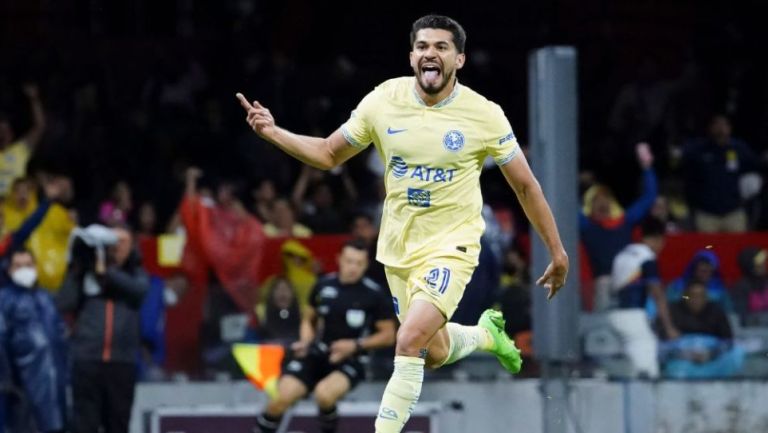 Henry Martín festejando un gol