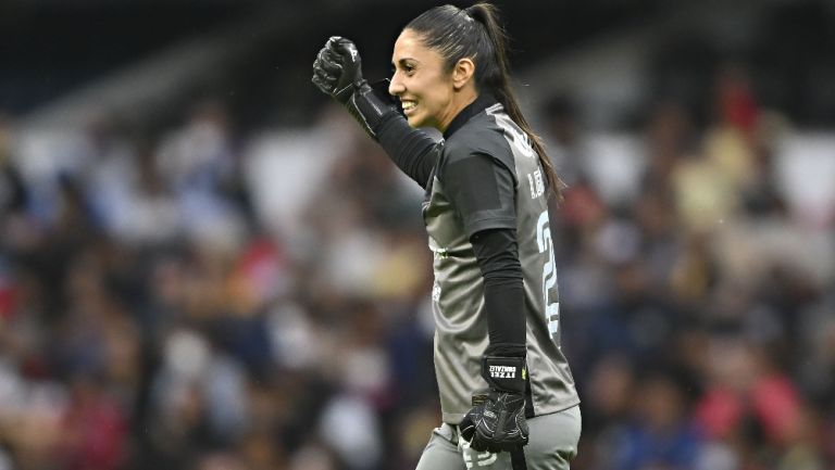 Itzel González en un partido de América