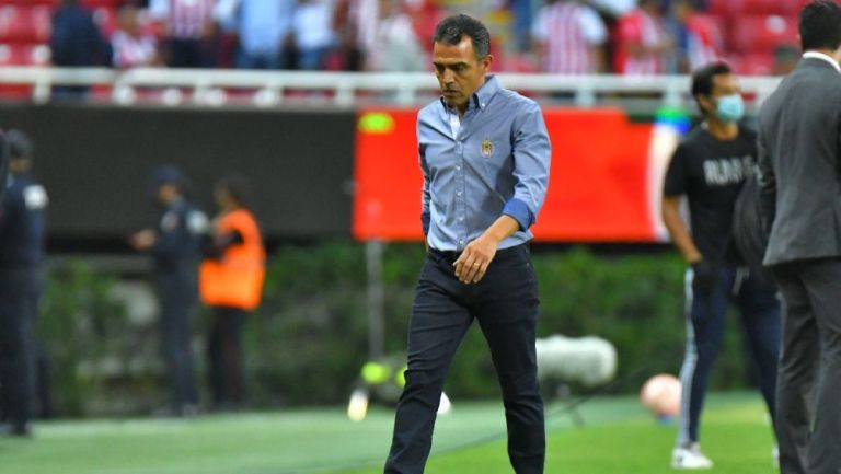 El puesto de Ricardo Cadena como DT en Chivas se tambalea