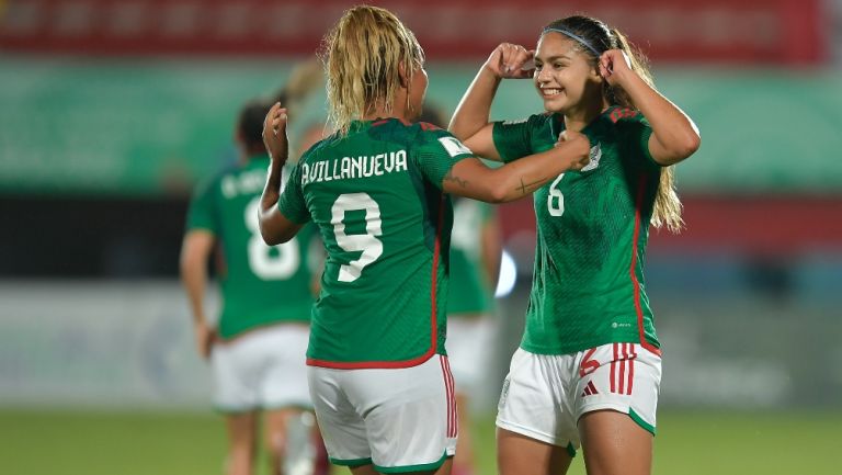 Villanueva y Jana Gutiérrez celebrando el gol ante Alemania