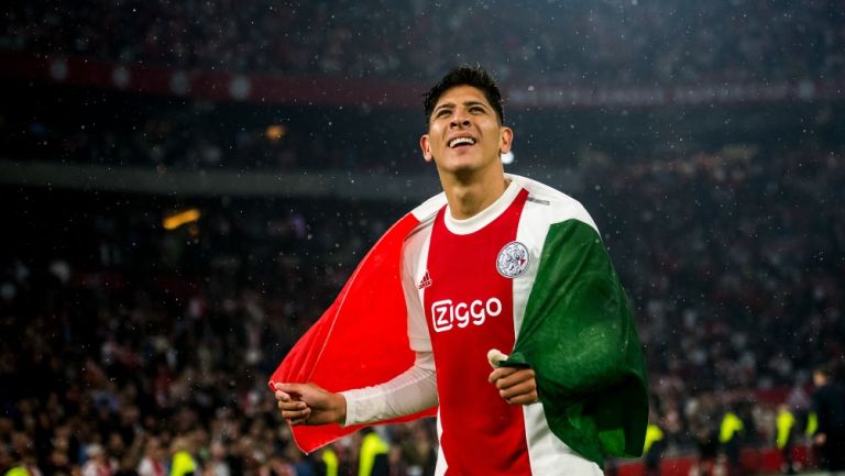 Edson Álvarez celebrando un título con el Ajax