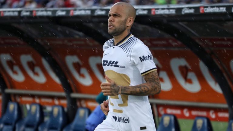 Dani Alves con los colores de Pumas