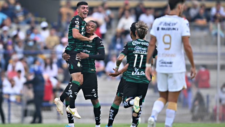 Santos celebrando su goleada ante Pumas